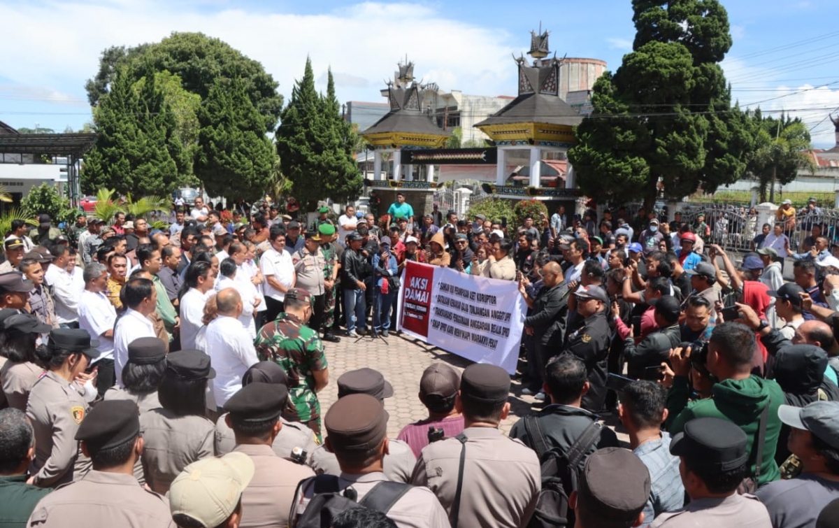 Aksi Masyarakat di Karo Berjalan Damai