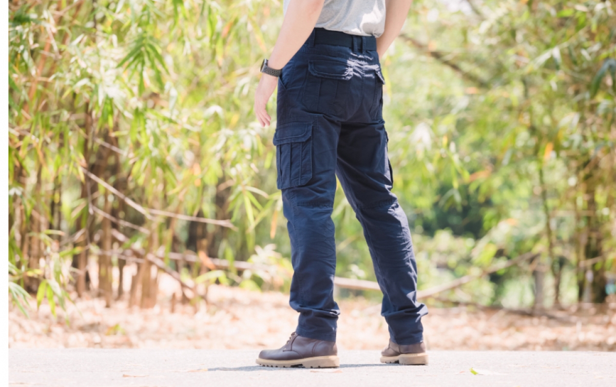 7 Rekomendasi Outfit Celana Cargo, Bikin Makin Stylish!