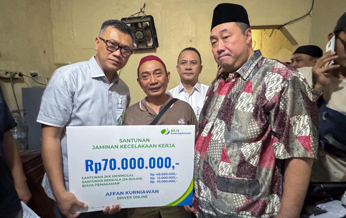 BPJS Ketenagakerjaan Serahkan Santunan Rp70 Juta kepada Keluarga Ojol yang Meninggal Saat Bertugas