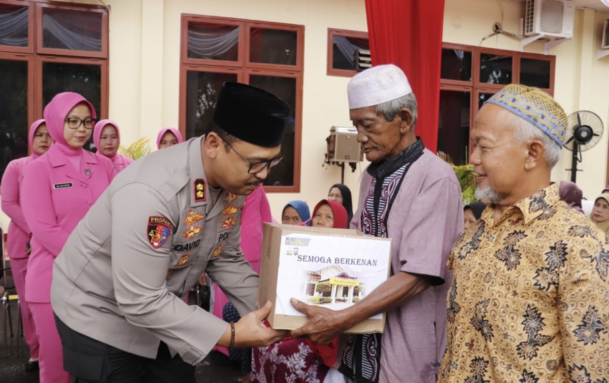 Polres Langkat Serahkan Bansos 150 Paket Sembako Kepada Bilal Mayit, Penggali Kubur dan Kaum Duafa