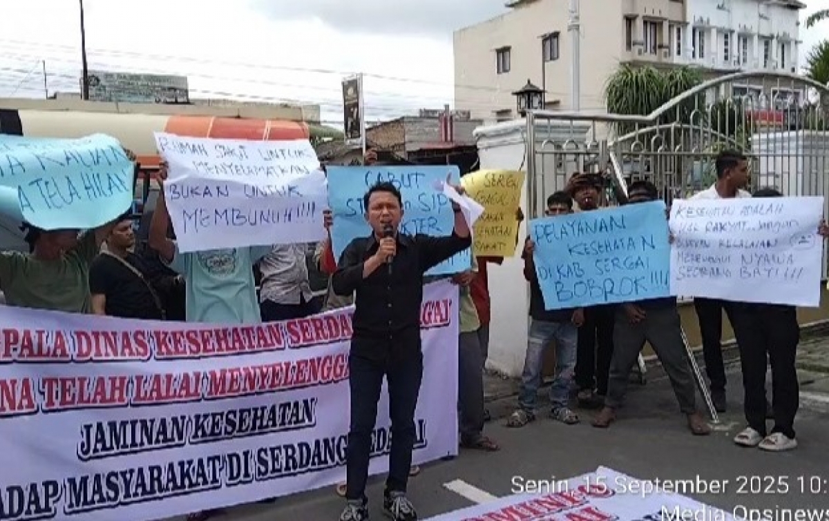 Demo di Kantor Bupati Sergai, Massa Desak Direktur RSU Sultan Sulaiman Dicopot