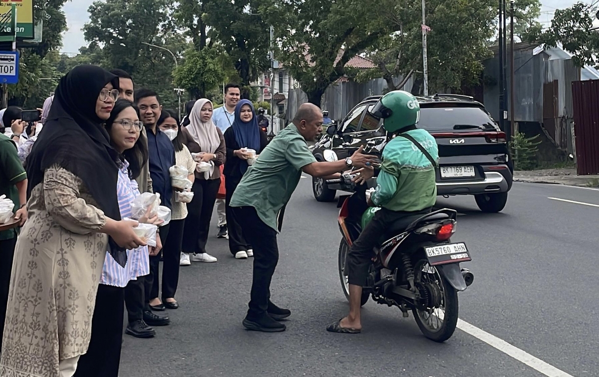 Wujud Kepedulian Sosial, BPJS Ketenagakerjaan Medan Berbagi Sarapan dengan Ojol