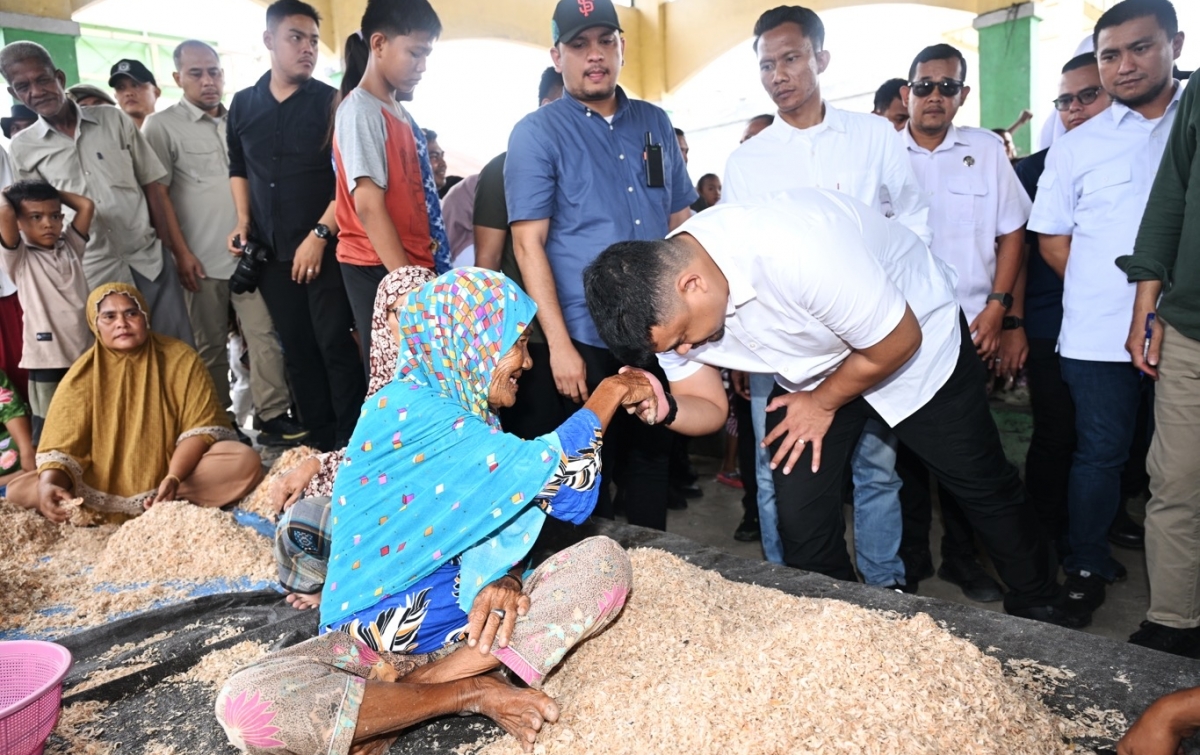 Bobby Nasution Dengar Langsung Keluhan Warga Pesisir Labura dan Dukung UMKM