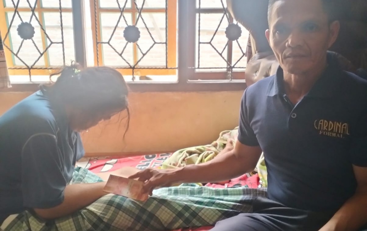 Kades Tanjung Asri Salurkan BLT ke 15 Orang Penerima Manfaat 