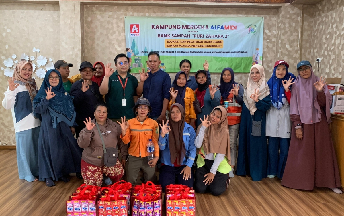 Wujudkan Kampung Merdeka, Alfamidi Bersama Bank Sampah Edukasi Pembuatan Ecobrick di Medan