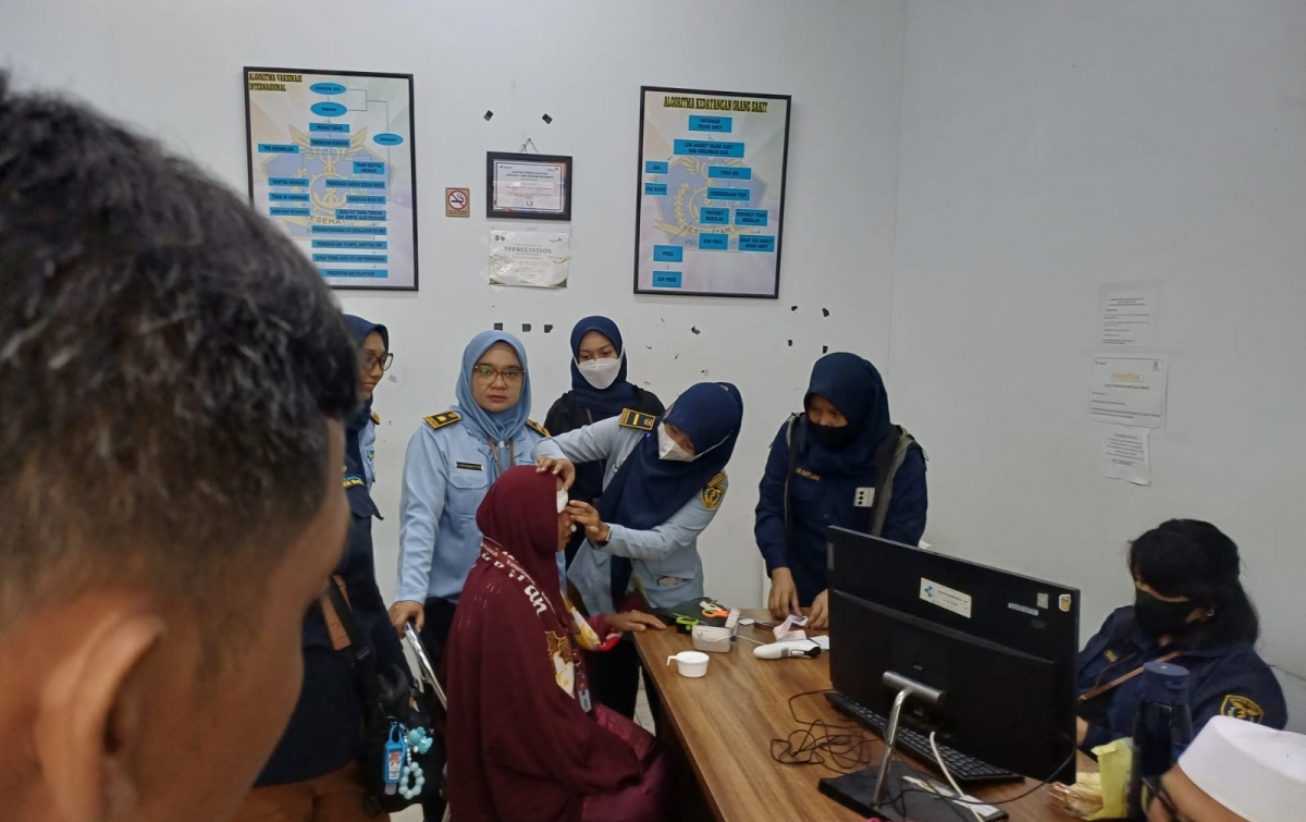 Jemaah Umrah Asal Jambi Terjatuh di Tangga Eskalator Bandara Kualanamu