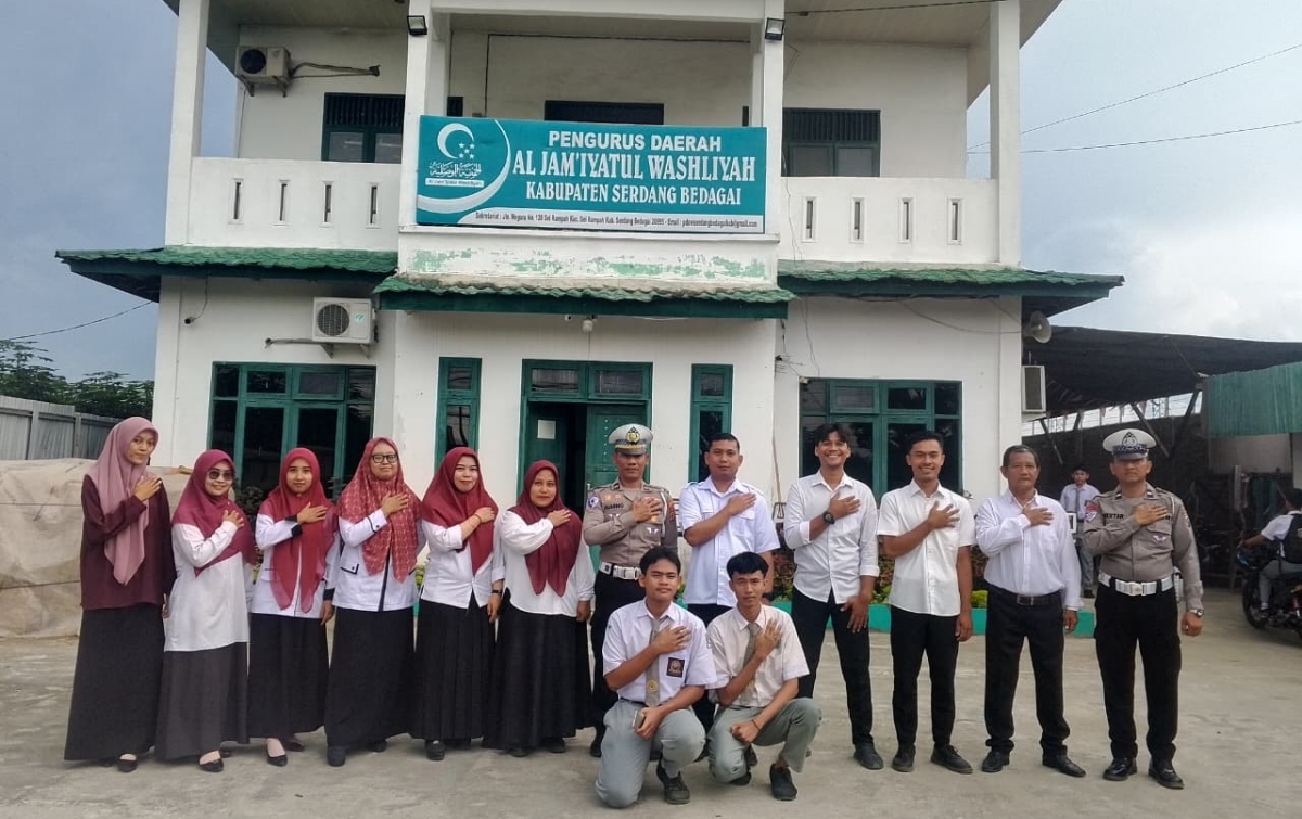 Bina Disiplin dan Karakter, KBO Lantas IPDA Juarno Pembina Upacara di SMKS Al Wasliyah 12 Sei Rampah