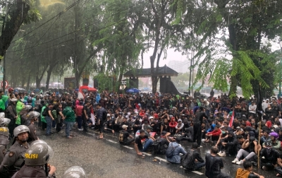 Ratusan Massa Tetap Aksi  di DPRDSU di Tengah Hujan