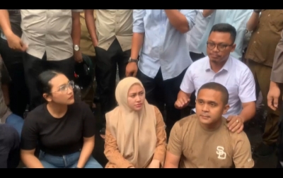 Ketua DPRD Sumut Erni Temui Massa Aksi di Tengah Hujan