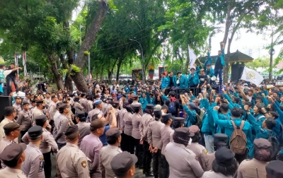 Giliran Ratusan Mahasiswa Unimed Aksi di DPRDSU