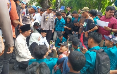 Massa Berhasil  Tekan Pimpinan DPRD Sumut
