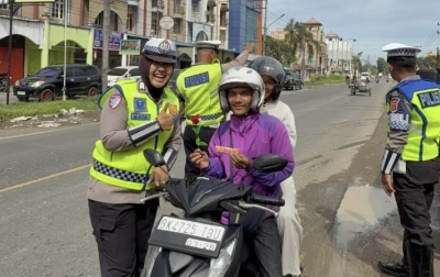 Polwan Satlantas Serdang Bedagai Bagikan Bunga di Momen menjelang HUT Polwan ke-77