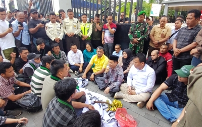 Tanpa Wong Chun Sen, 3 Pimpinan DPRD Medan Temui Massa Aksi HMI
