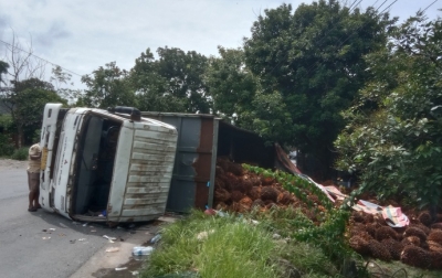 Truk Tronton Bermuatan Sawit Terbalik di Tikungan Pasar Baru