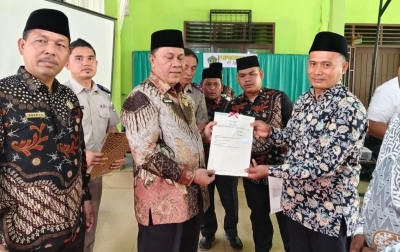 Kanwil Kemenag Sumut Serahkan 4 Sertifikat Tanah Wakaf di Palas