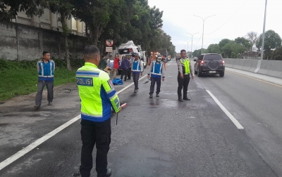 Toyota Hiace Tabrak Truk di Tol Tanjungmorawa, 1 Meninggal 5 Luka