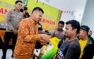 TNI-Polri Dukung Pemkab Sergai Berikan Beras kepada Ratusan Abang Betor dan Ojek