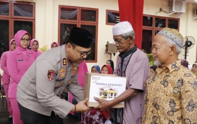 Polres Langkat Serahkan Bansos 150 Paket Sembako Kepada Bilal Mayit, Penggali Kubur dan Kaum Duafa