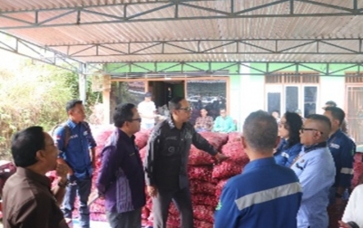 SOL Serahkan Bantuan 3,4 Ton Benih Bawang Merah kepada Kelompok Tani