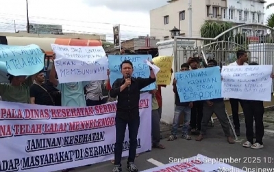 Demo di Kantor Bupati Sergai, Massa Desak Direktur RSU Sultan Sulaiman Dicopot
