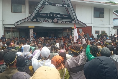 Ratusan Pengunjuk Rasa Mengamuk di DPRD Dairi, Ketua Diduga Dapat 20 Hektare Lahan dari PT Gruti