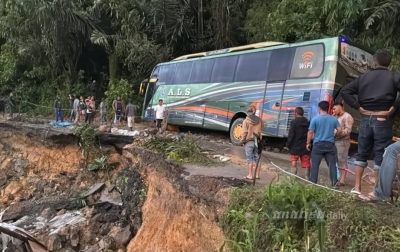 Ruas Jalan Penghubung Aek Latong-Batu Jomba Amblas, 'Pak Ogah' Kembali Muncul