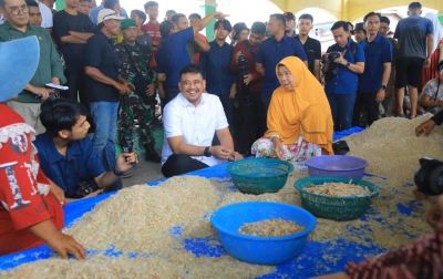 Gubsu Bobby Tinjau UMKM dan Serahkan Bantuan di Kualuh Leidong