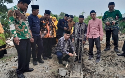 HM Subandi Lakukan Peletakan Batu Pertama Pembangunan Masjid PRM Tangkahan