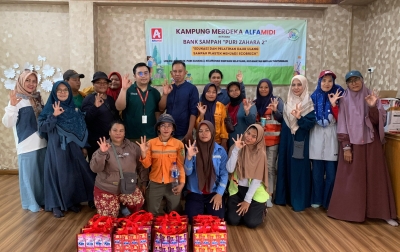 Wujudkan Kampung Merdeka, Alfamidi Bersama Bank Sampah Edukasi Pembuatan Ecobrick di Medan