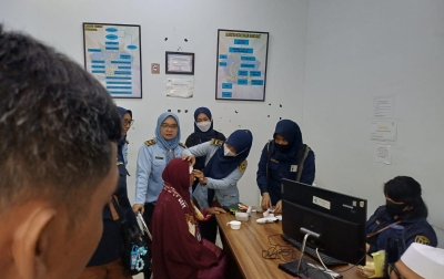Jemaah Umrah Asal Jambi Terjatuh di Tangga Eskalator Bandara Kualanamu