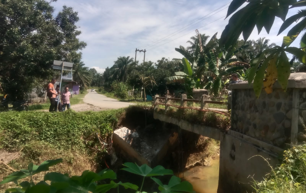 Pondasi Jembatan Tambak Kulim Ambruk Diterjang Banjir