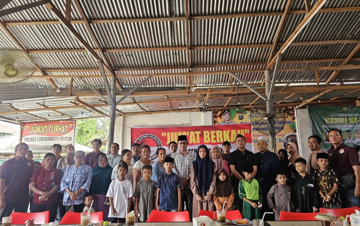 Satres Narkoba Polres Labusel Bagikan Sembako untuk Yatim Piatu dan Janda Kurang Mampu