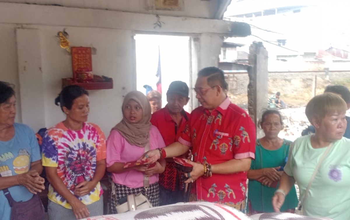 13 Kepala Keluarga Korban Kebakaran Terima Santunan dari Ketua Permabudhi Sumut dan Semesta Merestui