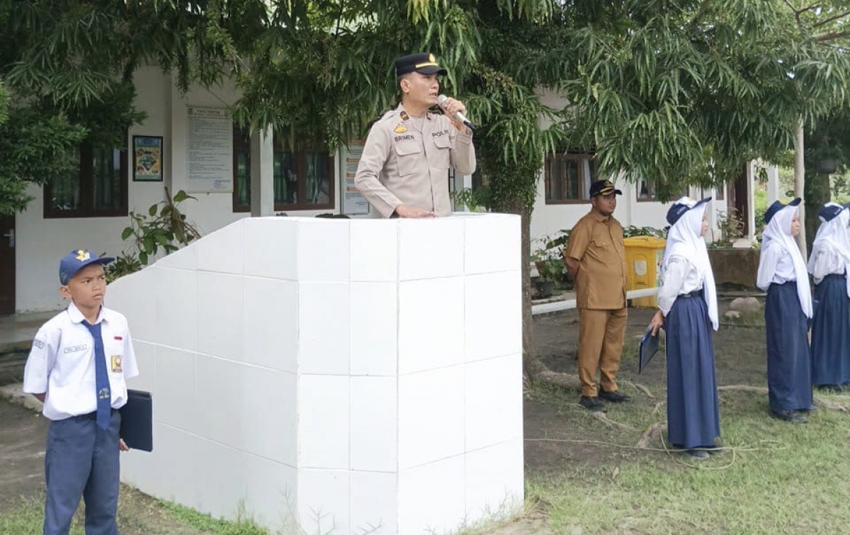 Polri Dukung Siswa SMPN 4 Tanjung Beringin Tumbuhkan Kepedulian dan Prestasi Lewat Upacara Bendera