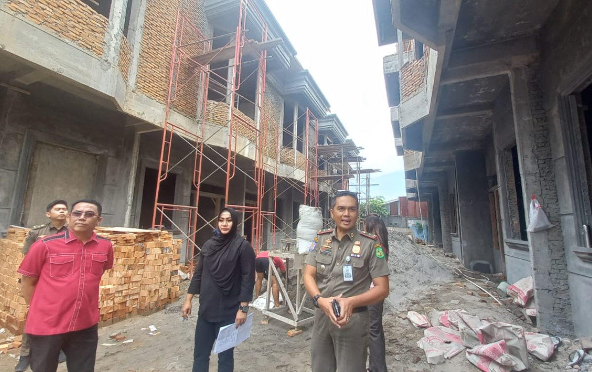 Ketua Komisi IV Paul Simanjuntak Instruksikan Satpol PP Segel Bangunan Perumahan Permata Krakatau