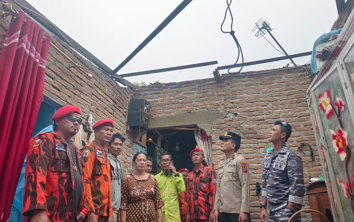Forkopimcam Tanjung Beringin Tinjau Lokasi Terdampak Puting Beliung, Warga Gotong Royong Pulihkan Rumah