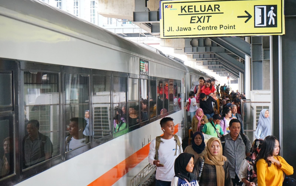Railink Imbau Masyarakat Tidak Melempar Kereta Api