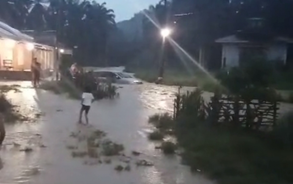 Satu Unit Mobil Kijang Terseret Arus Banjir di Aek Baringin
