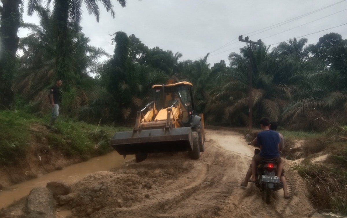 PT Socfindo Tanggap, Perbaiki Jalan Rusak Akibat Banjir di Aek Baringin