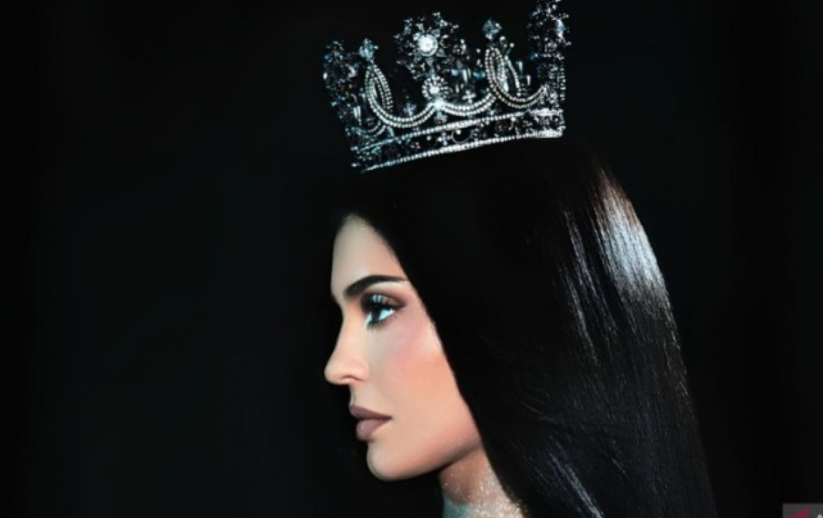 Kylie Jenner Pakai Mahkota Rancangan Desainer Aksesoris Asal Medan