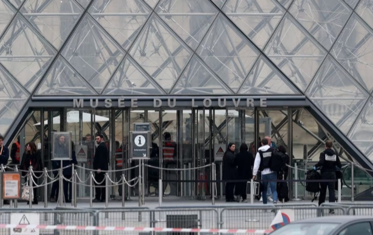 Koleksi Napoleon Dirampok, Museum Louvre di Paris Ditutup