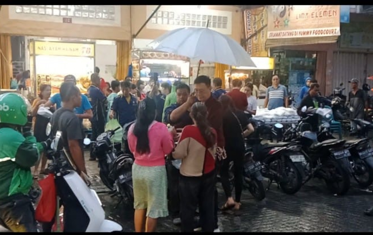 Di Tengah Genangan Air, 750 Senyum Terukir: Hasyim SE dan Wu Xing Bagikan Makanan Bergizi di Medan