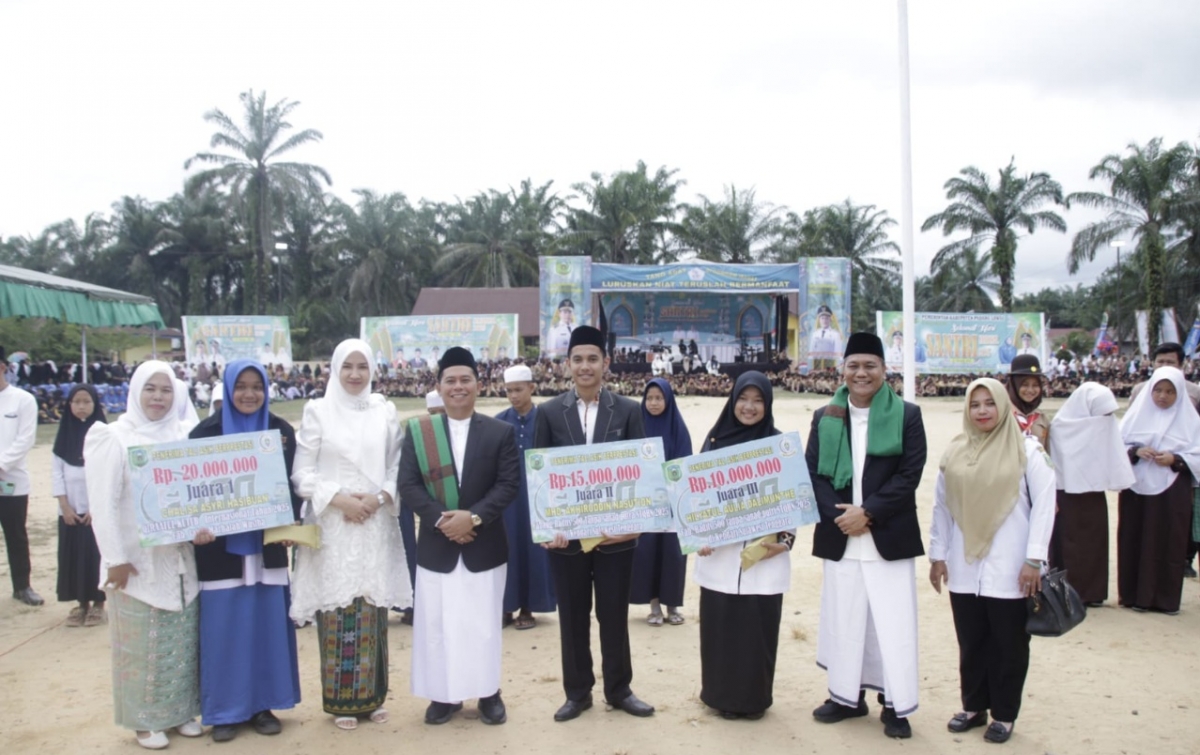 Momentum Hari Santri Nasional, Pemkab Palas Berikan Tali Asih  kepada Santri Berprestasi