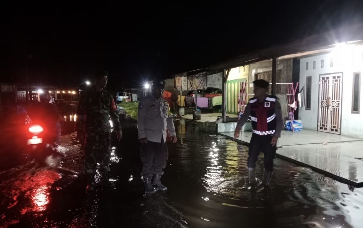 Bhabinkamtibmas dan Babinsa Tinjau Warga Terdampak Banjir di Bedagai