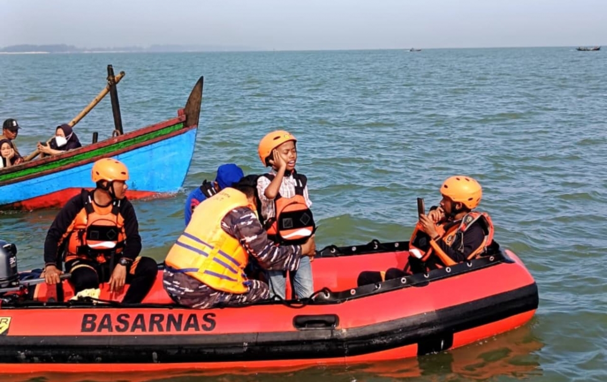 Basarnas, TNI AL, dan Polairud Tabur Bunga di Hari ke-7 Pencarian Nelayan Hilang di Sergai