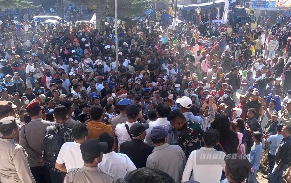 Unjuk Rasa ke DPRD Taput, Massa Minta Ephorus HKBP Klarifikasi Statemen Bernuansa Hasutan dan Provokasi