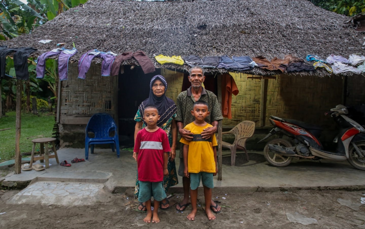 Rumah Bambu Itu Akhirnya Bercahaya