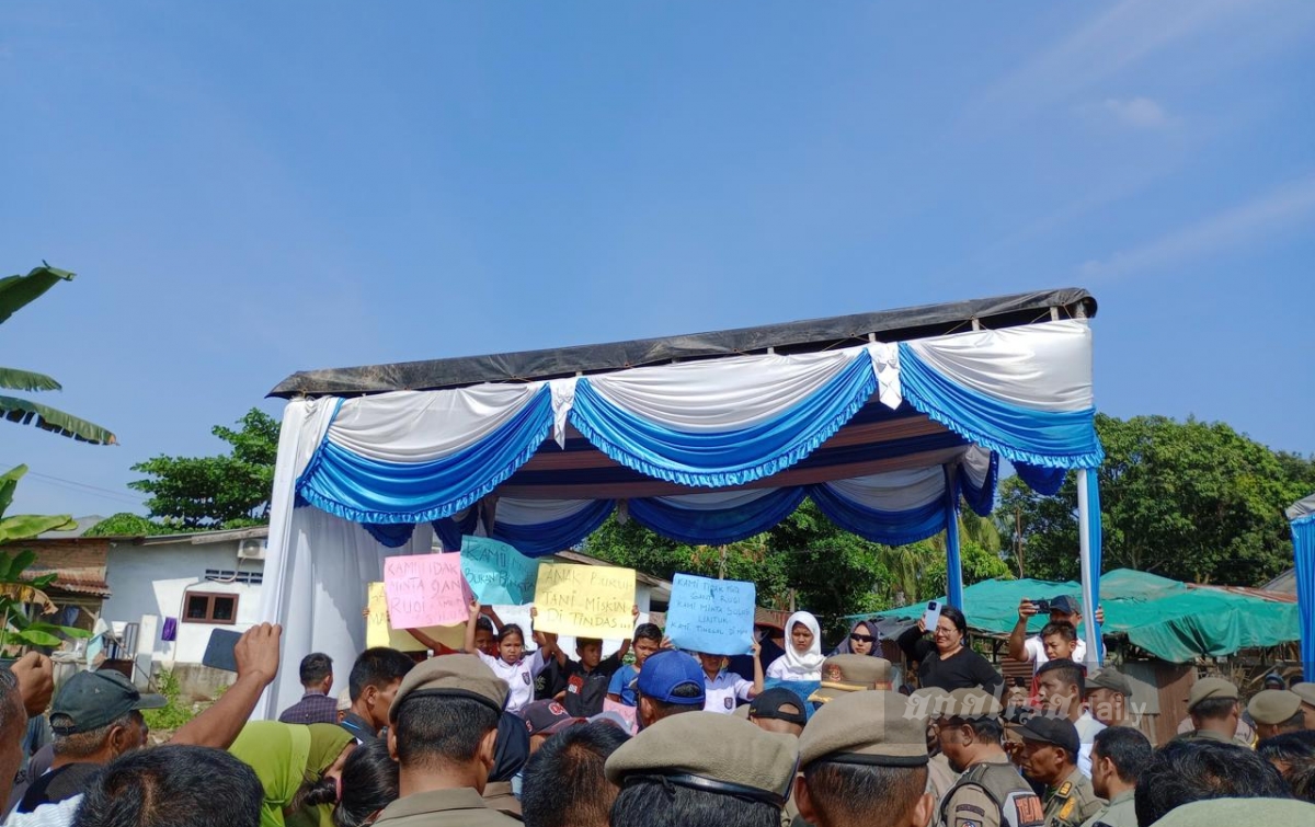 Warga Sempat Halangi Peletakan Batu Pertama Pembangunan Kantor Camat Tanjungmorawa