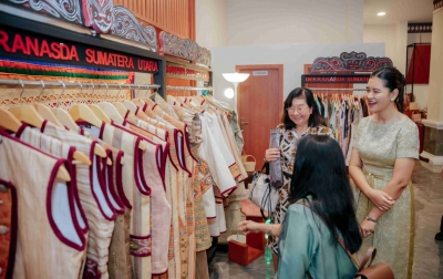 Kahiyang Ayu Perkenalkan Wastra Khas Sumut kepada Istri Dubes AS