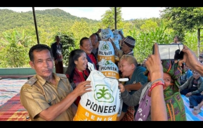 DPD PDI Perjuangan Bagikan 6 Ton Bibit Jagung Pioneer 32 ke Petani